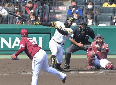 　３回、二塁打を放つロハス（撮影・高部洋祐）