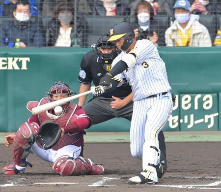 　６回、左前打を放つ大山（撮影・高部洋祐）