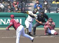 　３回、二塁打を放つロハス（撮影・高部洋祐）