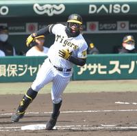 　３回、安打を放ち一塁を蹴るロハス（撮影・高部洋祐）