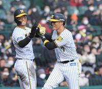 　４回、２ランを放った糸井（右）は佐藤輝に迎えられ笑顔を見せる（撮影・田中太一）