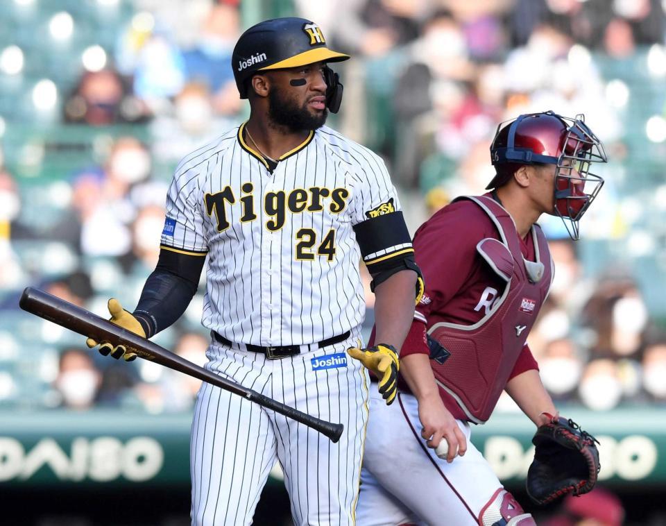 　９回、見逃し三振に倒れるロハス