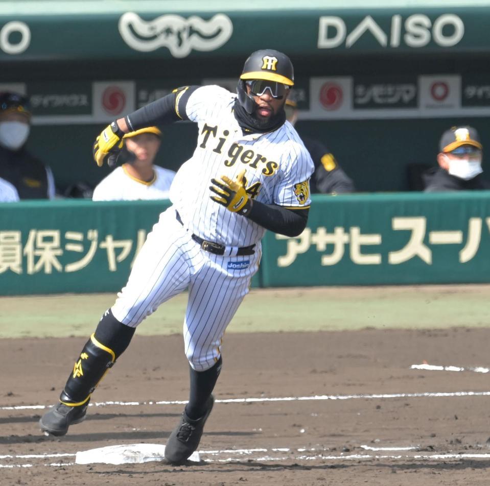 　３回、安打を放ち一塁を蹴るロハス（撮影・高部洋祐）
