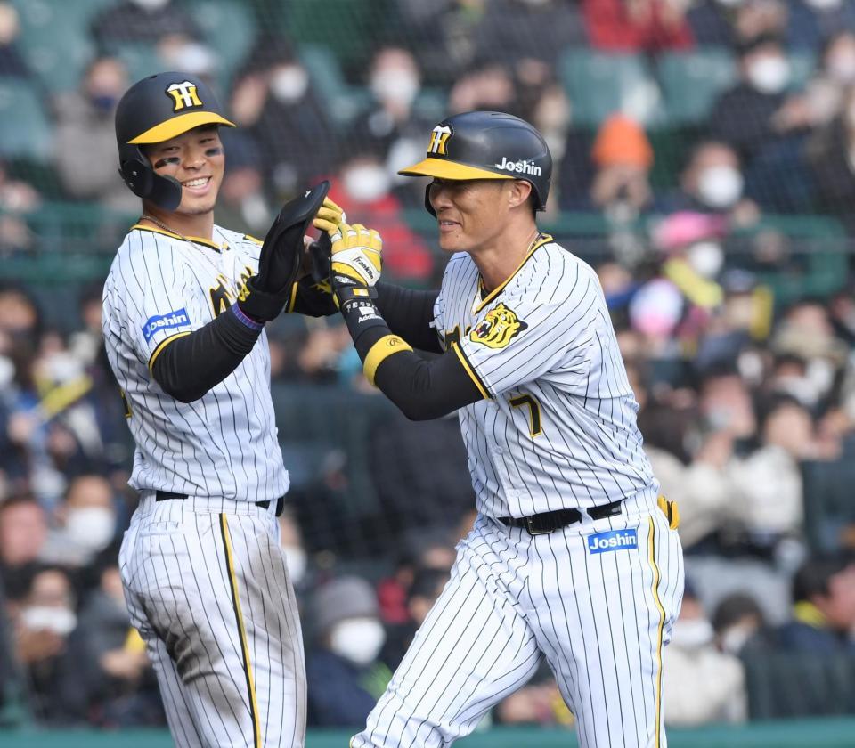 　４回、２ランを放った糸井（右）は佐藤輝に迎えられ笑顔を見せる（撮影・田中太一）