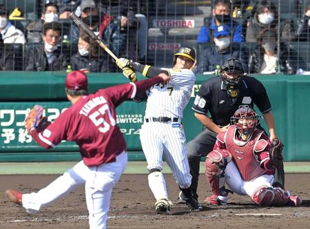 ４回、２ランを放つ糸井。投手・滝中（撮影・高部洋祐）