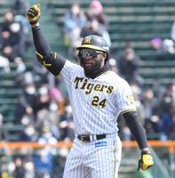 ３回、二塁打を放ったロハスはガッツポーズ