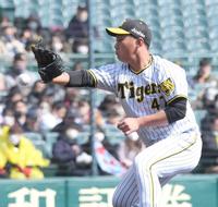 ２回、鈴木大の打球にグラブを出す桐敷＝甲子園