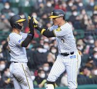 佐藤輝（左）に迎えられタッチする糸井（撮影・田中太一）