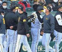 　楽天に勝利し、矢野監督（左）とタッチを交わす桐敷ら（撮影・高部洋祐）