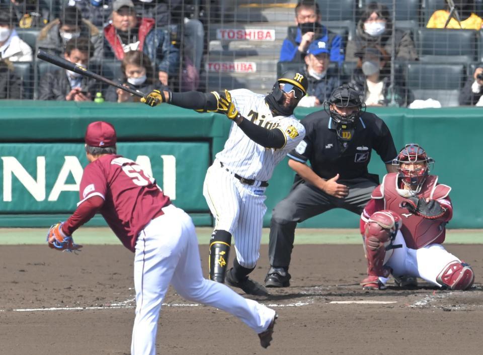 　３回、二塁打を放つロハス（撮影・高部洋祐）