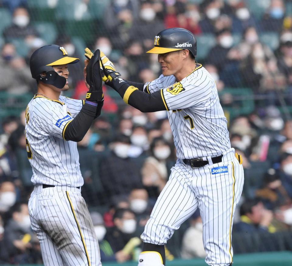 佐藤輝（左）に迎えられタッチする糸井（撮影・田中太一）