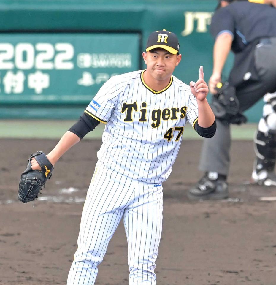 ４回、小深田を中飛に仕留め、野手に合図を送る桐敷
