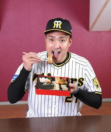 　自身のメニューを食べる秋山