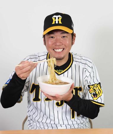 　自身のメニューを食べる西勇