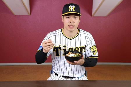 　自身のメニューを食べる佐藤輝（写真は阪神甲子園球場提供）