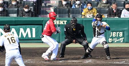 　３回、素早いスローイングで三走の大盛を刺す梅野（撮影・飯室逸平）