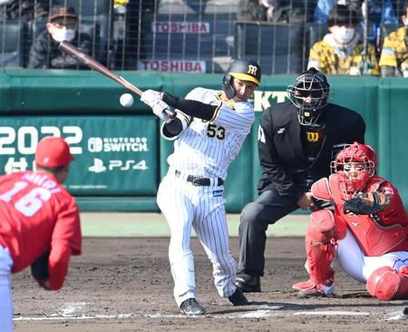 　６回、中前タイムリーを放つ島田（撮影・飯室逸平）