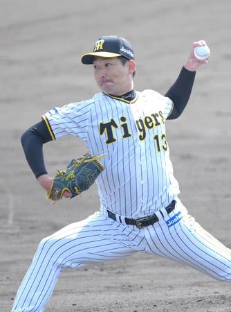 　シート打撃で打撃投手を務める岩崎（撮影・北村雅宏）