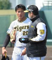 　森木は安藤コーチ（右）と言葉を交わす（撮影・北村雅宏）