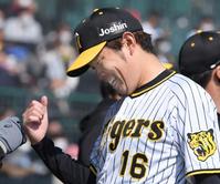 　２回を無失点に抑え、笑顔を見せながらベンチへ戻る西勇（撮影・田中太一）