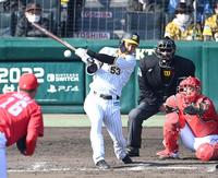 　６回、中前タイムリーを放つ島田（撮影・飯室逸平）