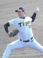 　シート打撃で打撃投手を務める岩崎（撮影・北村雅宏）