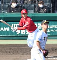 　６回、伊藤将から同点２点タイムリーを放つ西川（撮影・飯室逸平）
