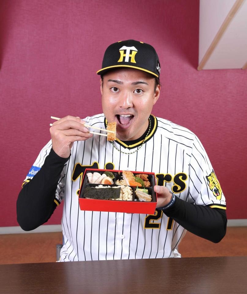 　自身のメニューを食べる秋山