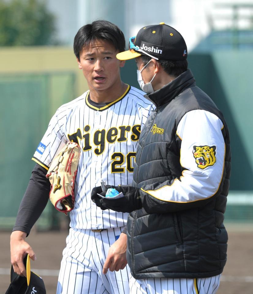 　森木は安藤コーチ（右）と言葉を交わす（撮影・北村雅宏）