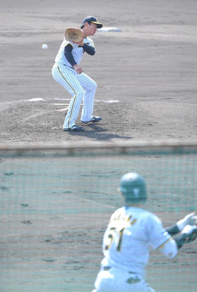 　森木は中野（手前）に安打性の打球を浴びる（撮影・北村雅宏）