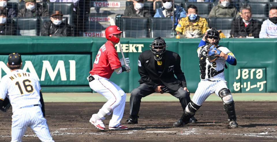 　３回、素早いスローイングで三走の大盛を刺す梅野（撮影・飯室逸平）