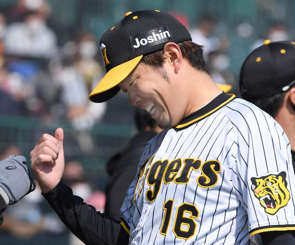 　２回を無失点に抑え、笑顔を見せながらベンチへ戻る西勇（撮影・田中太一）