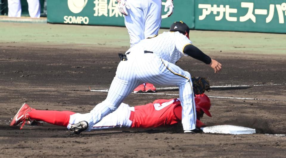 　３回、梅野の素早いけん制で大盛は帰塁出来ず（撮影・飯室逸平）