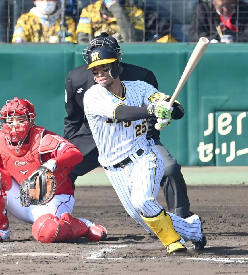 ６回、中前タイムリーを放つ江越（撮影・飯室逸平）