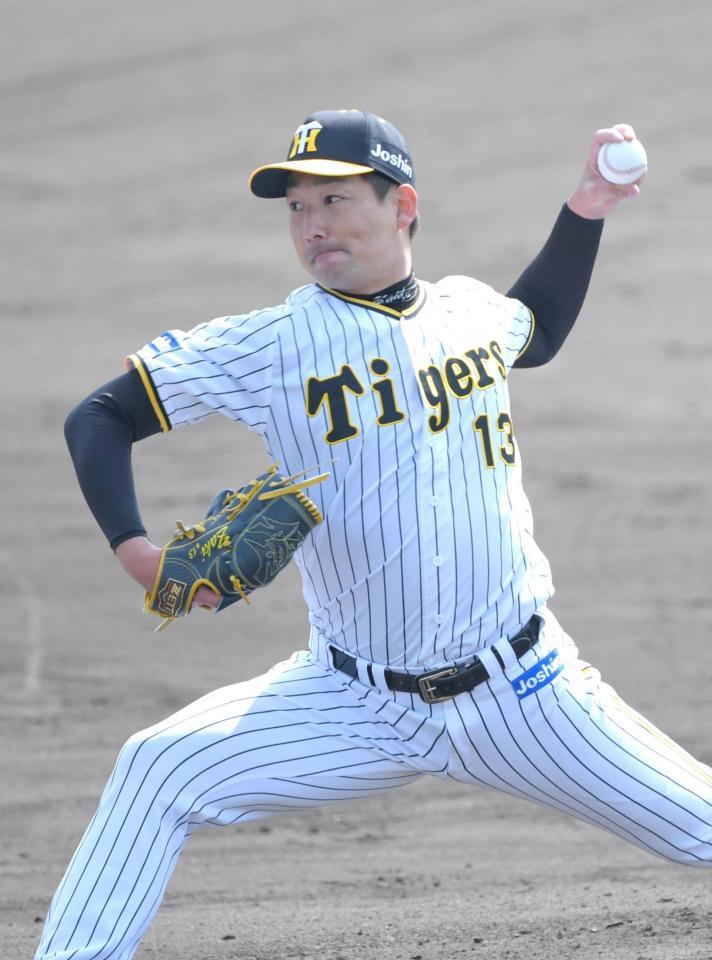 　シート打撃で打撃投手を務める岩崎（撮影・北村雅宏）