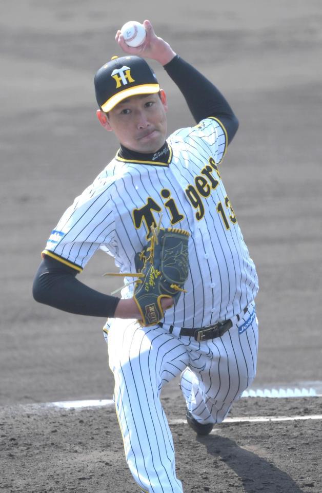 　シート打撃で打撃投手を務める岩崎（撮影・北村雅宏）