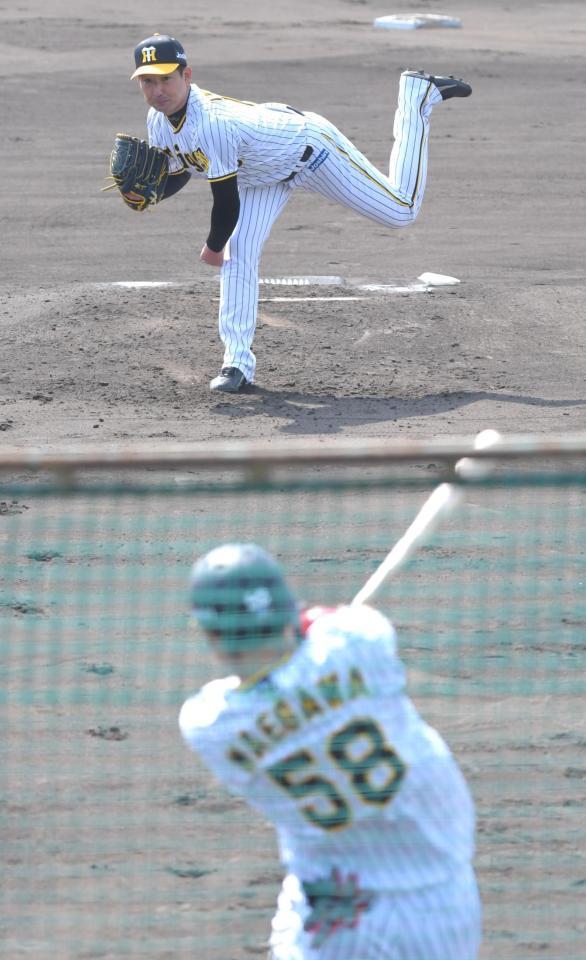 　シート打撃で前川（手前）相手に打撃投手を務める岩崎（撮影・北村雅宏）