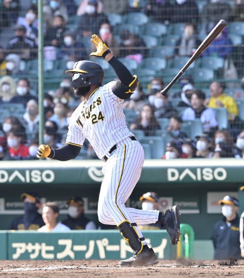 　６回、２点適時二塁打を放つロハス（撮影・立川洋一郎）