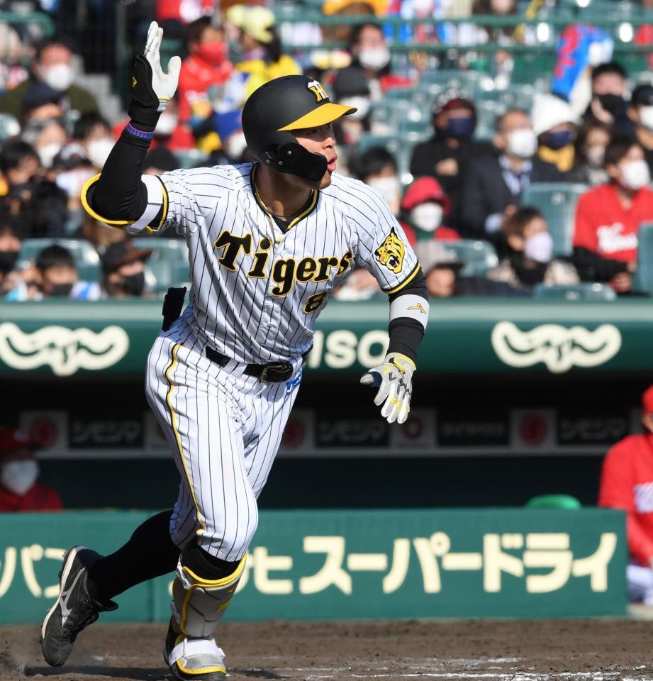 　６回、右前へ適時二塁打を放つ佐藤輝（撮影・田中太一）