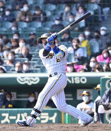 　４回、左越えに適時二塁打を放つ梅野