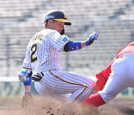 　４回、適時二塁打を放ち、送球間に三塁へ滑り込む梅野（撮影・立川洋一郎）