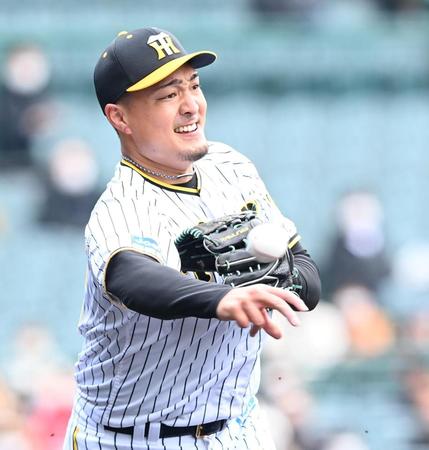 　１回、バント処理をした秋山の送球が菊池涼に当たり先制を許す（撮影・飯室逸平）