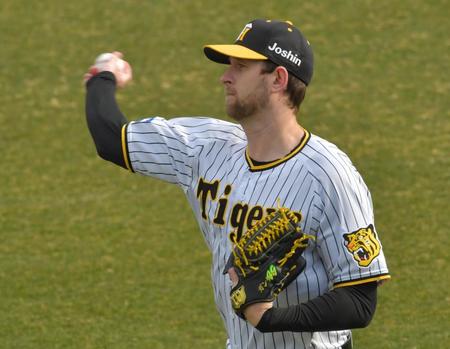 　キャッチボールで調整するガンケル（撮影・神子素慎一）