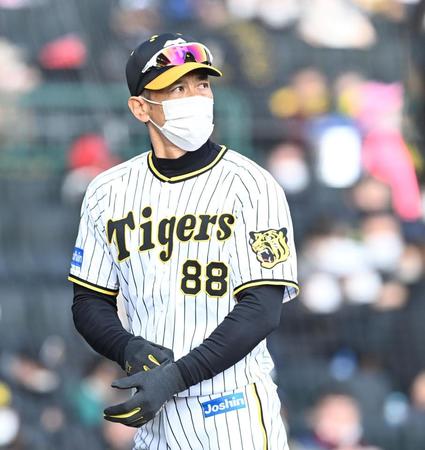 　選手交代を告げ、ベンチへ戻る矢野監督（撮影・飯室逸平）
