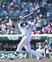 　４回、左越えに適時二塁打を放つ梅野