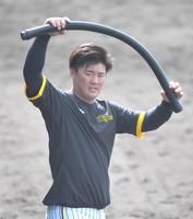 　シート打撃前、トレーニングする前川右京（撮影・北村雅宏）