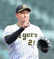 　３回、アウトカウントを確認する秋山（撮影・飯室逸平）