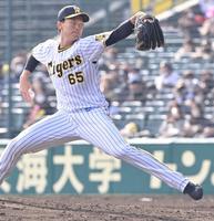 　６回に登板し２イニングを無失点に抑える好投を見せた湯浅（撮影・立川洋一郎）