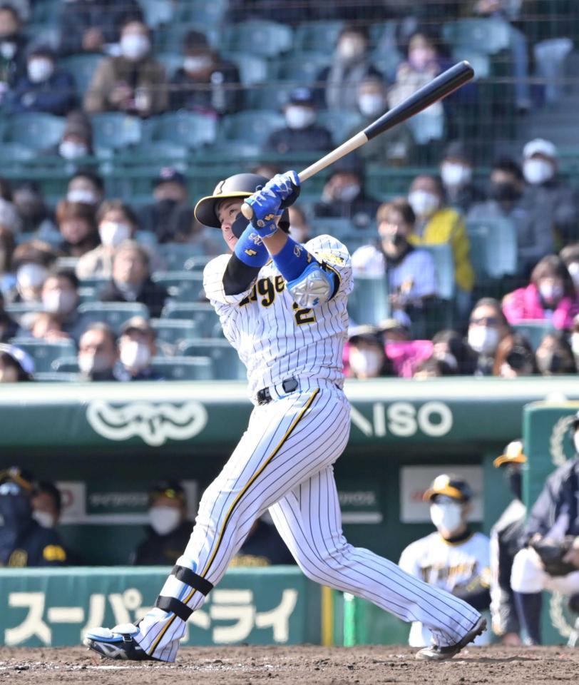 　４回、左越えに適時二塁打を放つ梅野