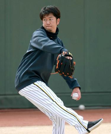 　強めのキャッチボールで調整する岩貞（撮影・坂部計介）